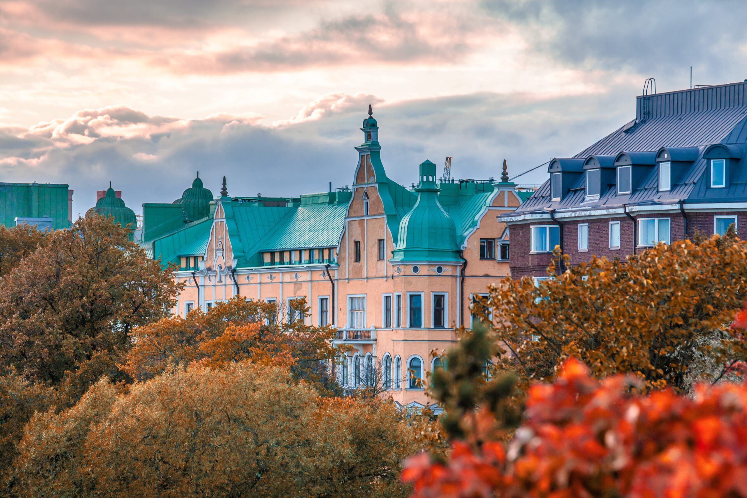 Kaivopuisto Helsinki – Herbstliche Stimmung mit bunten Blättern, alten Gebäuden und Sonnenuntergang in Ullanlinna, Finnland