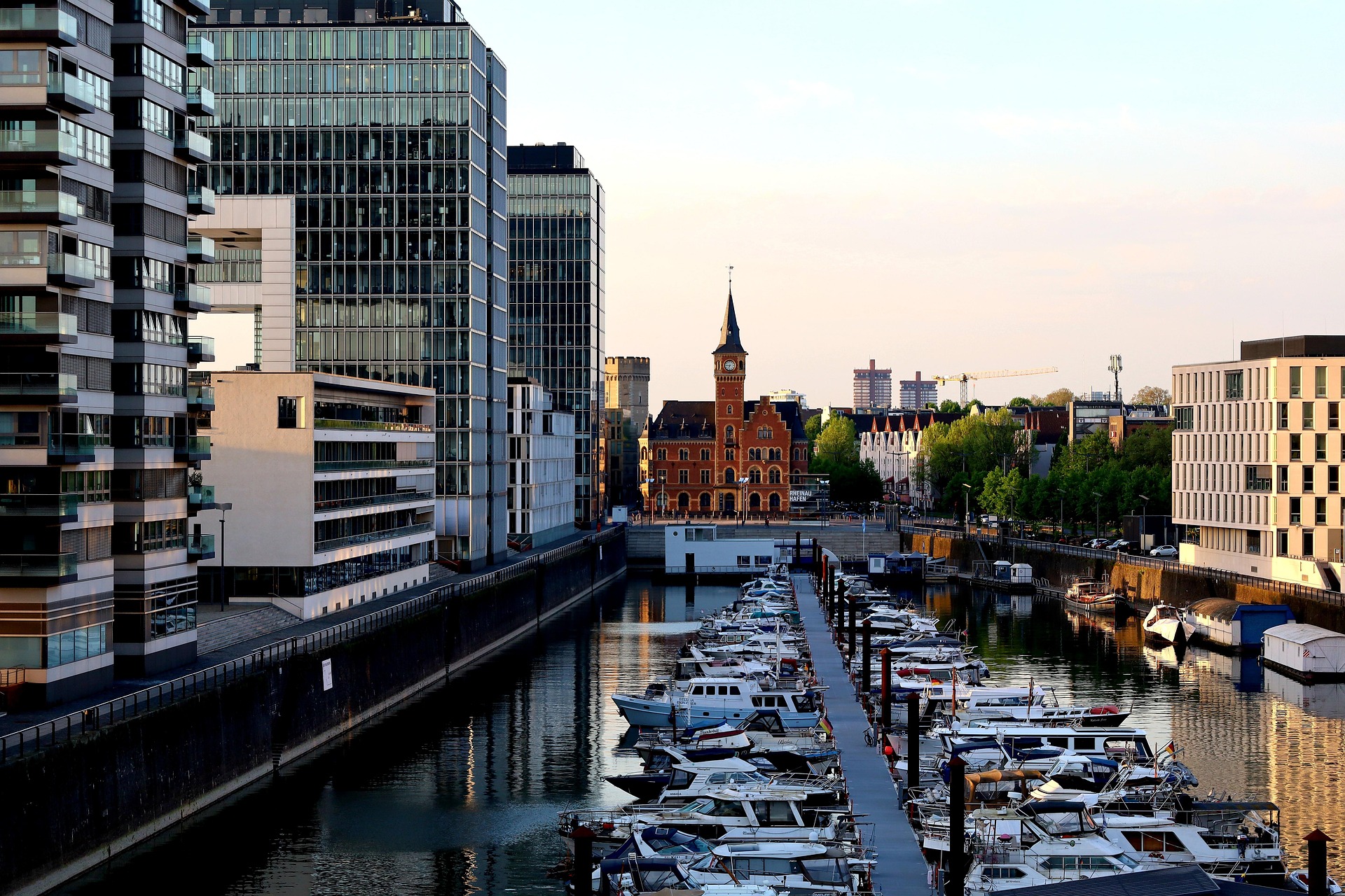 Köln – Rheinauhafen mit Yachten und moderner Architektur, Nordrhein-Westfalen, Deutschland