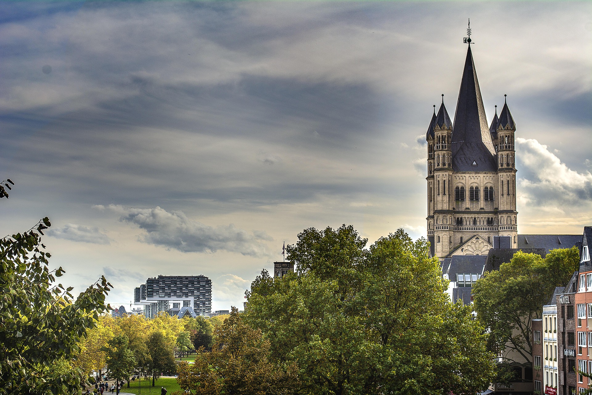 Köln – Stadtansicht mit Kölner Dom und Wolken, Nordrhein-Westfalen, Deutschland
