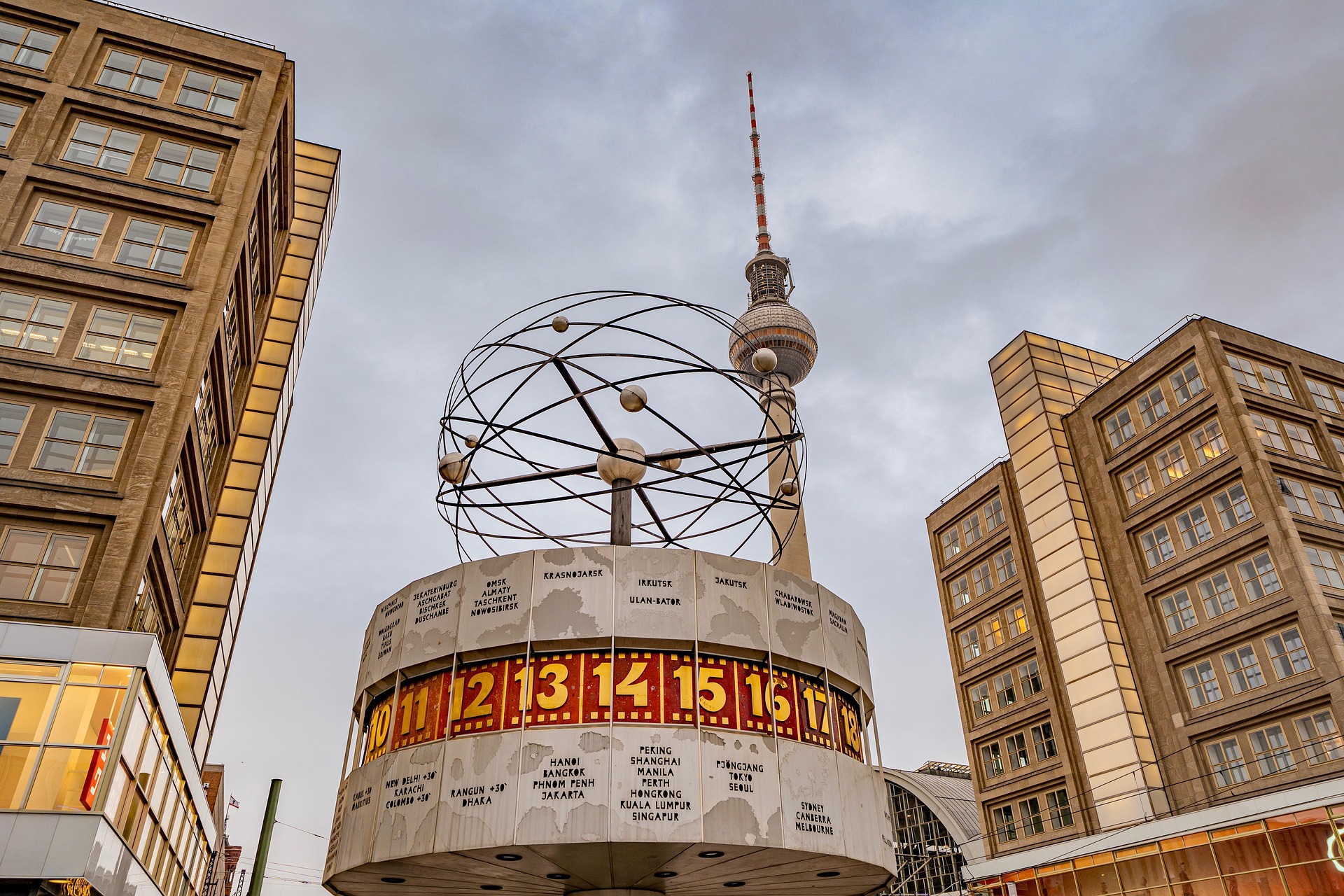 Berlin – Weltzeituhr (Urania-Weltzeituhr) und Fernsehturm am Alexanderplatz mit Häuserzeile, Berlin