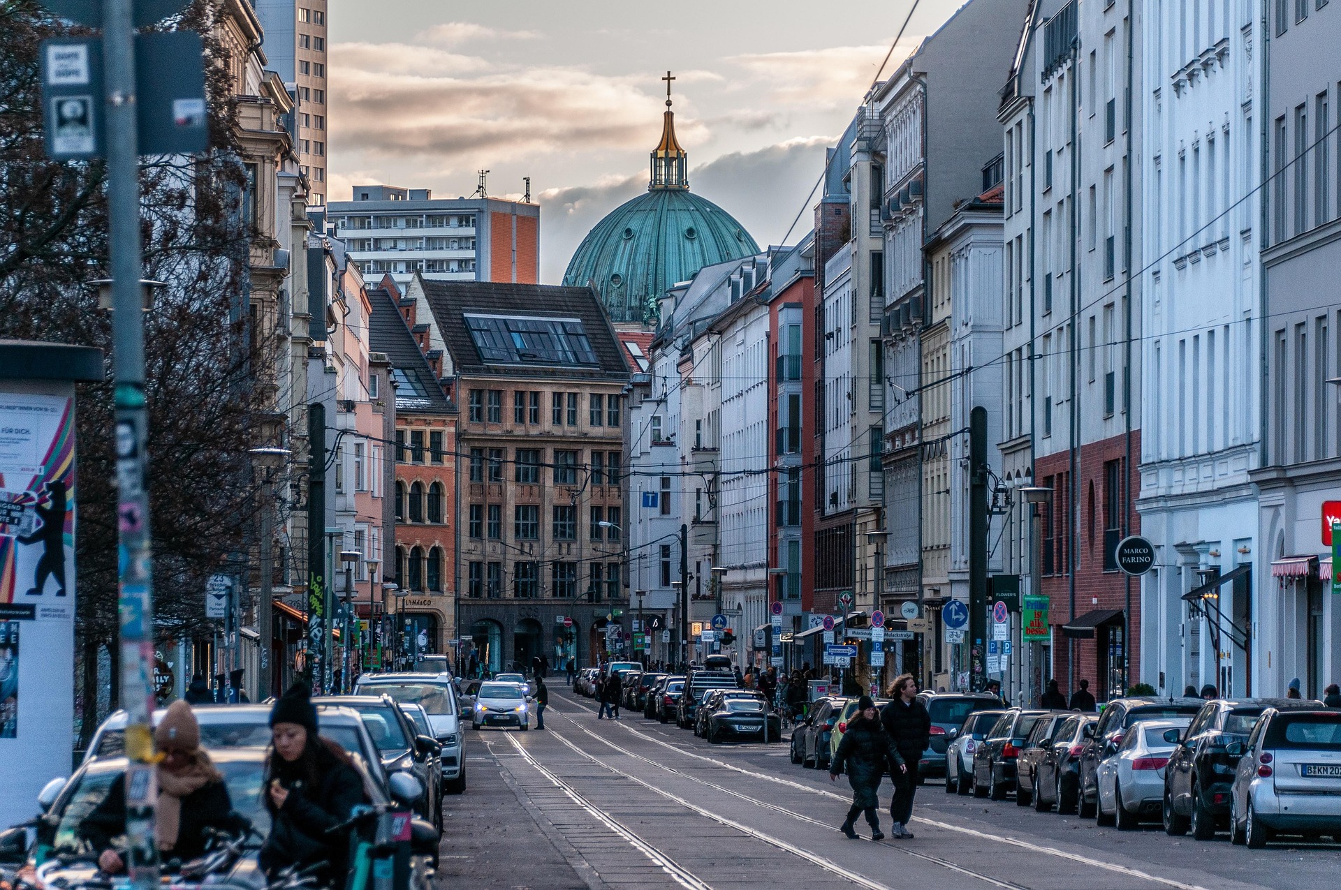 Berlin – Belebte Straße mit Autos und Passanten, Berlin